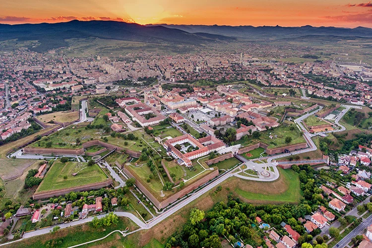 Cetatea Alba Carolina — vedere aeriană la apus